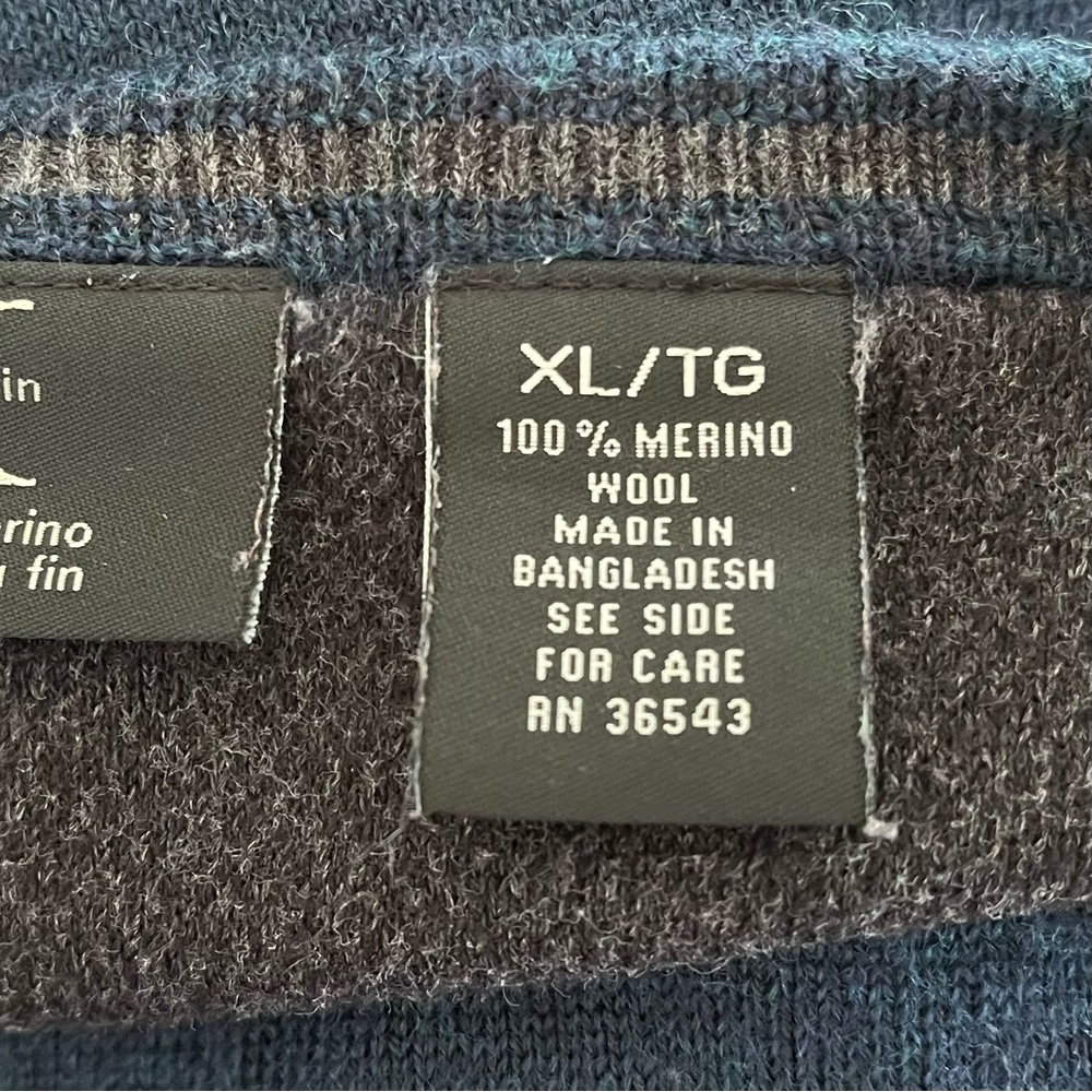 Calvin Klein Men's Deep Blue V-Neck 100% Merino Wool Sweater Size XL - Picture 7 of 10